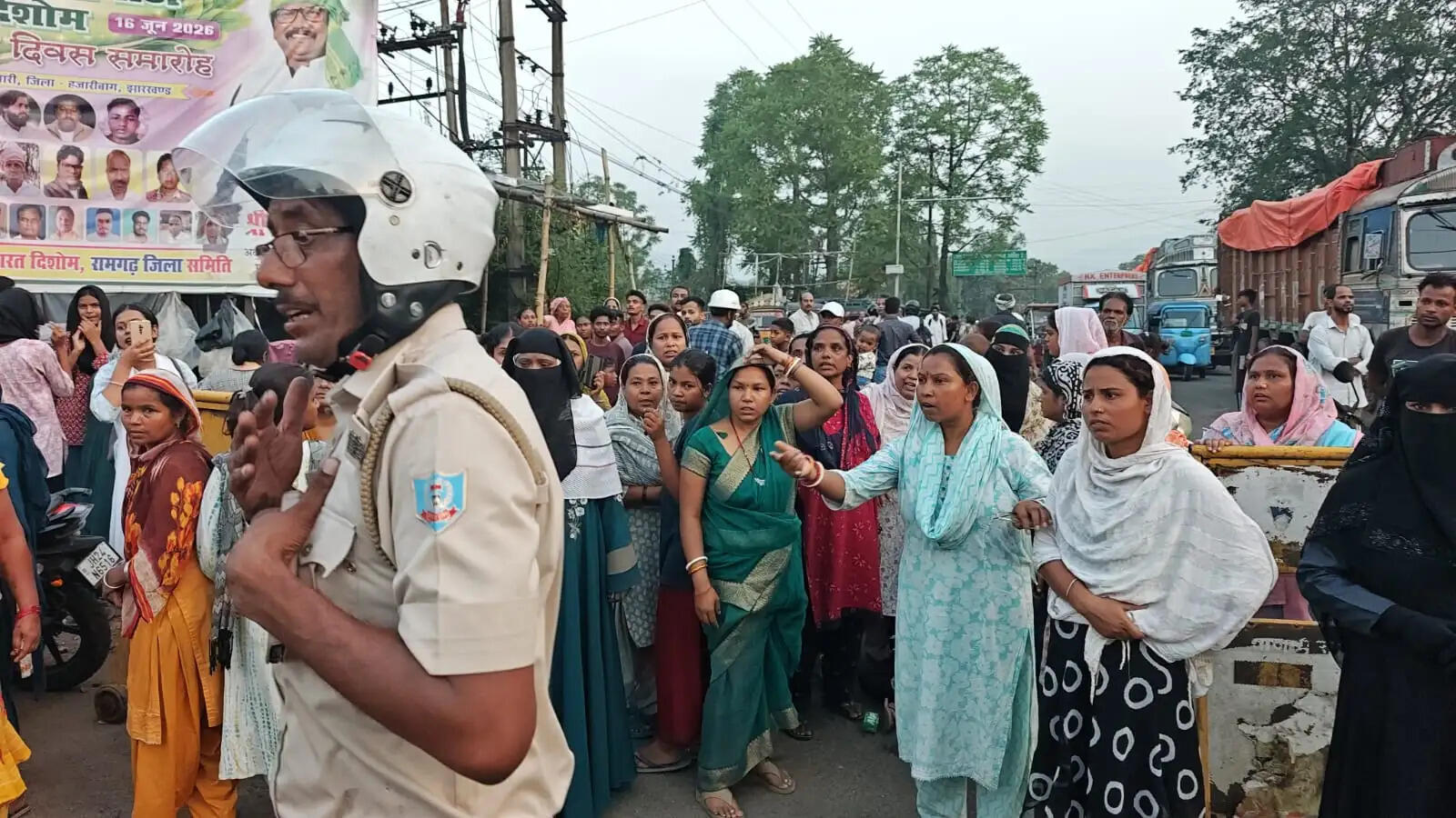 अधेड़ व्यक्ति को हाईवा ने रौंदा, आक्रोशित भीड़ ने पुलिस पर किया पथराव