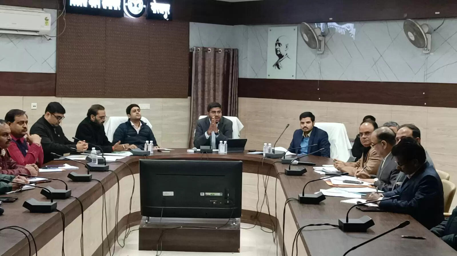 गोरखपुर महोत्सव 2026 की तैयारियों की डीएम ने समीक्षा की, अधिकारियाें काे दिए निर्देश