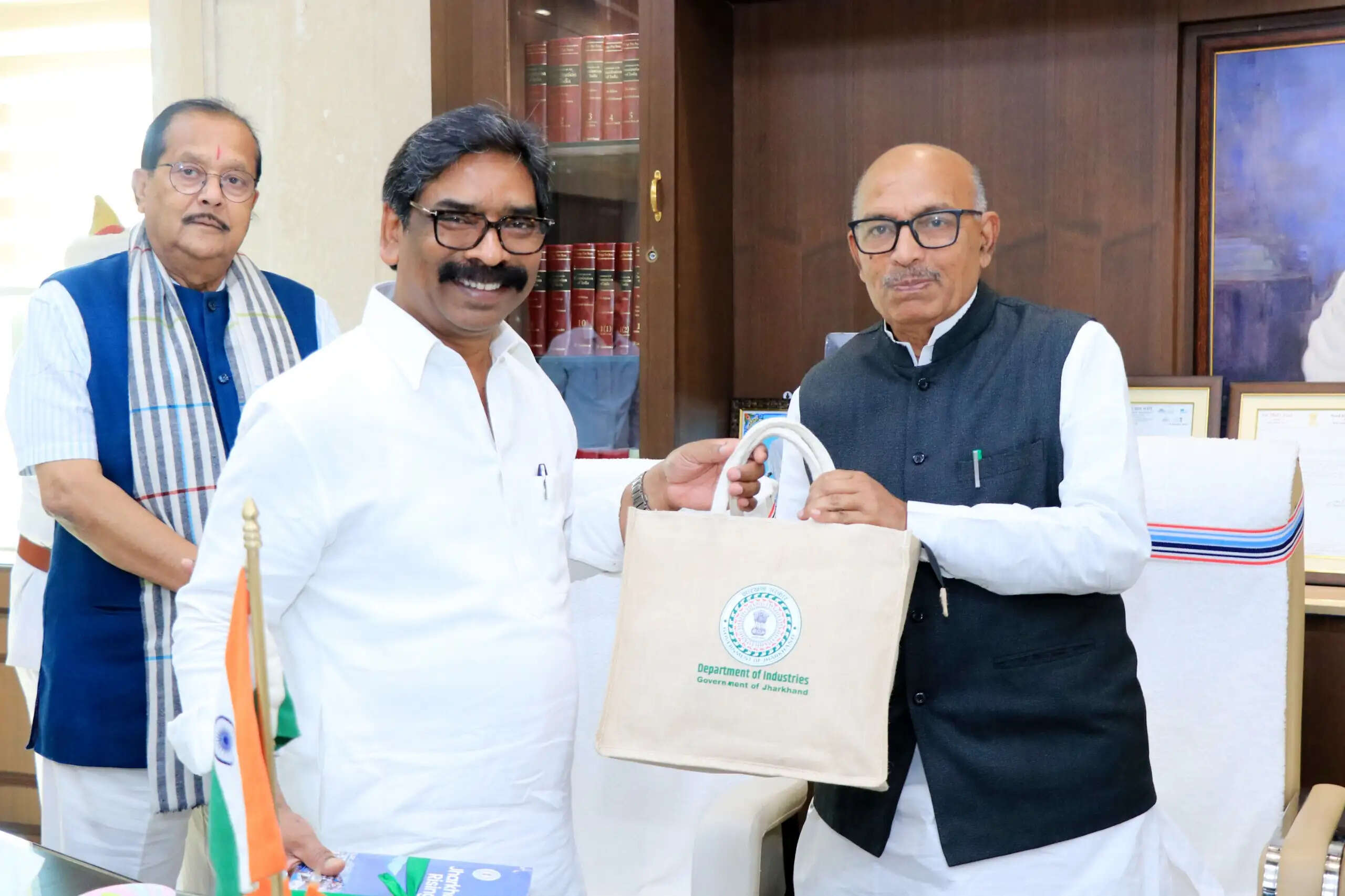 मुख्यमंत्री हेमन्त सोरेन ने विधानसभा अध्यक्ष रबीन्द्र नाथ महतो को भेंट की ‘झारखंड राइजिंग’ पुस्तक