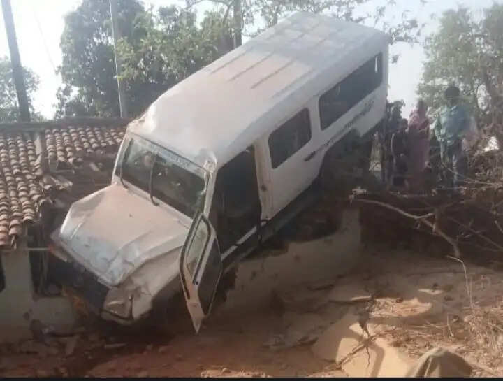 अनूपपुर: चलती कार टायर फटने से घर में घुसी, तीन घायल