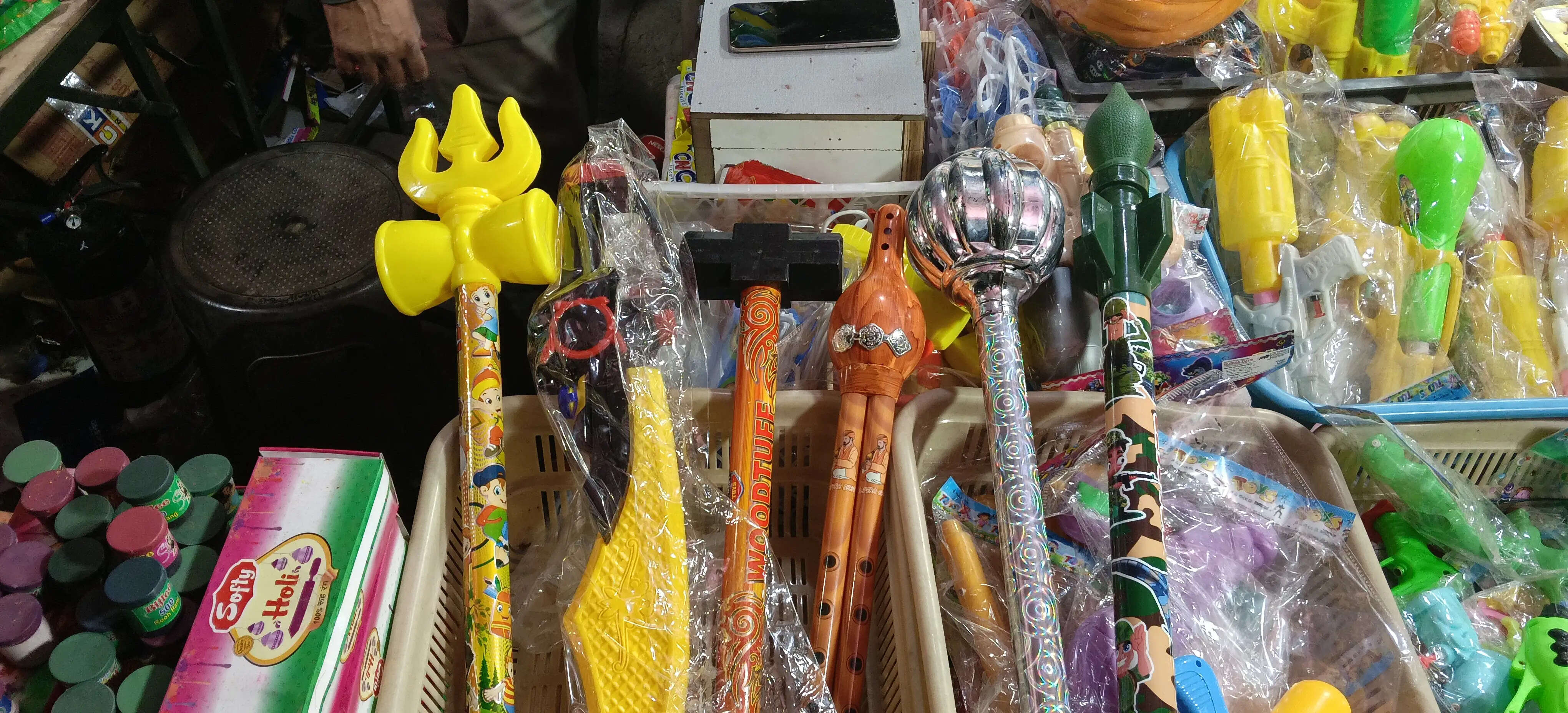 अलवर में सजा होली का रंगीन बाजार, त्रिशूल से मिसाइल तक की अनोखी पिचकारियों की धूम