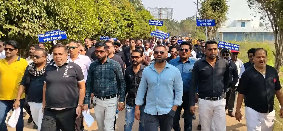 धमतरी : रजिस्ट्री दर में बढ़ोतरी के विरोध में जमीन कारोबारियों ने कलेक्ट्रेट घेरा