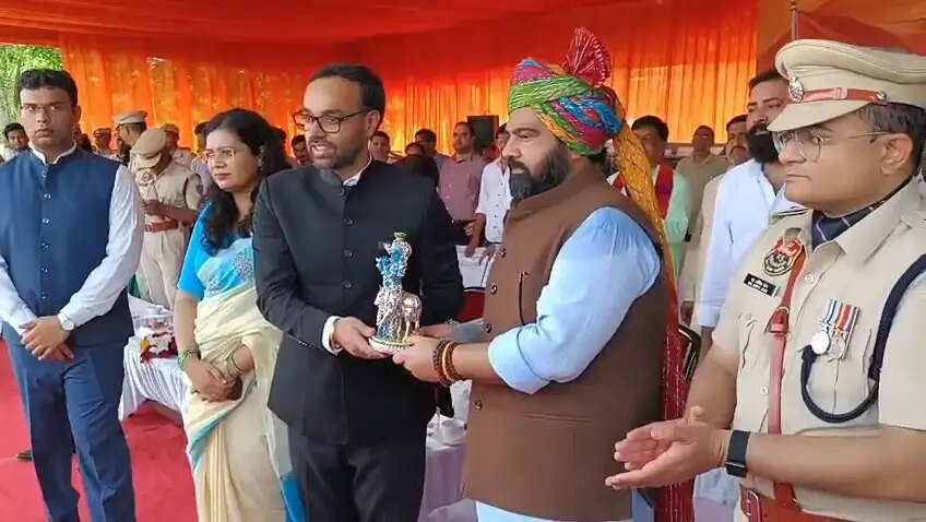नूंह में राज्यसभा सांसद कार्तिकेय शर्मा ने स्वतंत्रता दिवस पर किया ध्वजारोहण