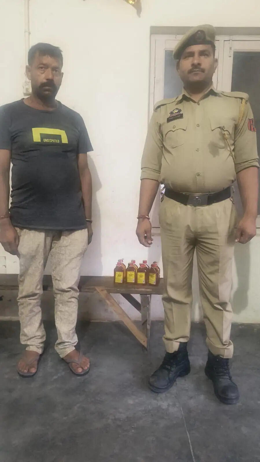 अवैध शराब के साथ तस्कर गिरफ्तार