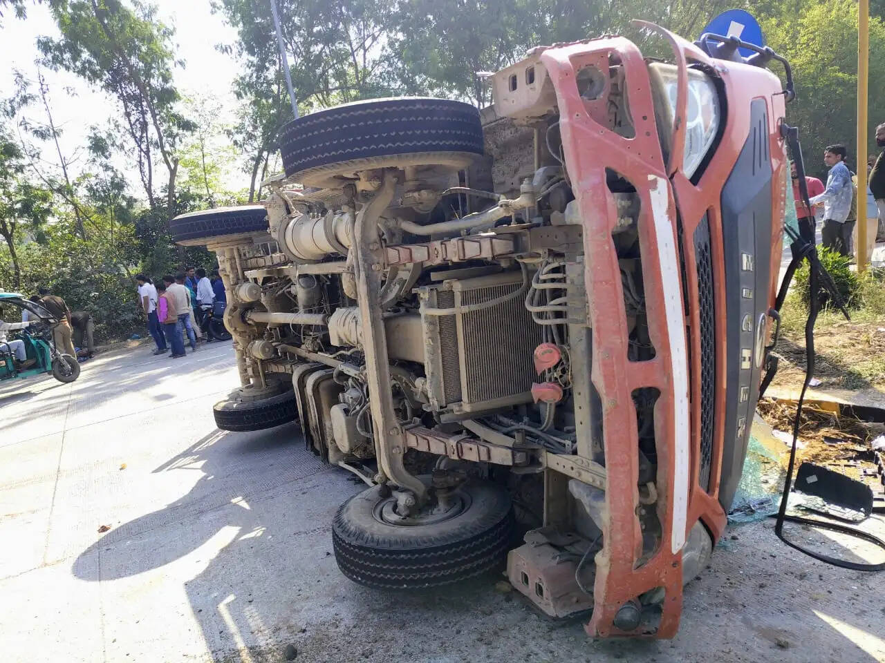 मिनी ट्रक पलटने से पत्नी की मौत, पति घायल