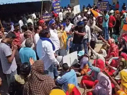 इंदौर में सफाई कर्मचारियों का निगम कार्यालय पर प्रदर्शन, चूड़ियां फेंककर जताया विरोध
