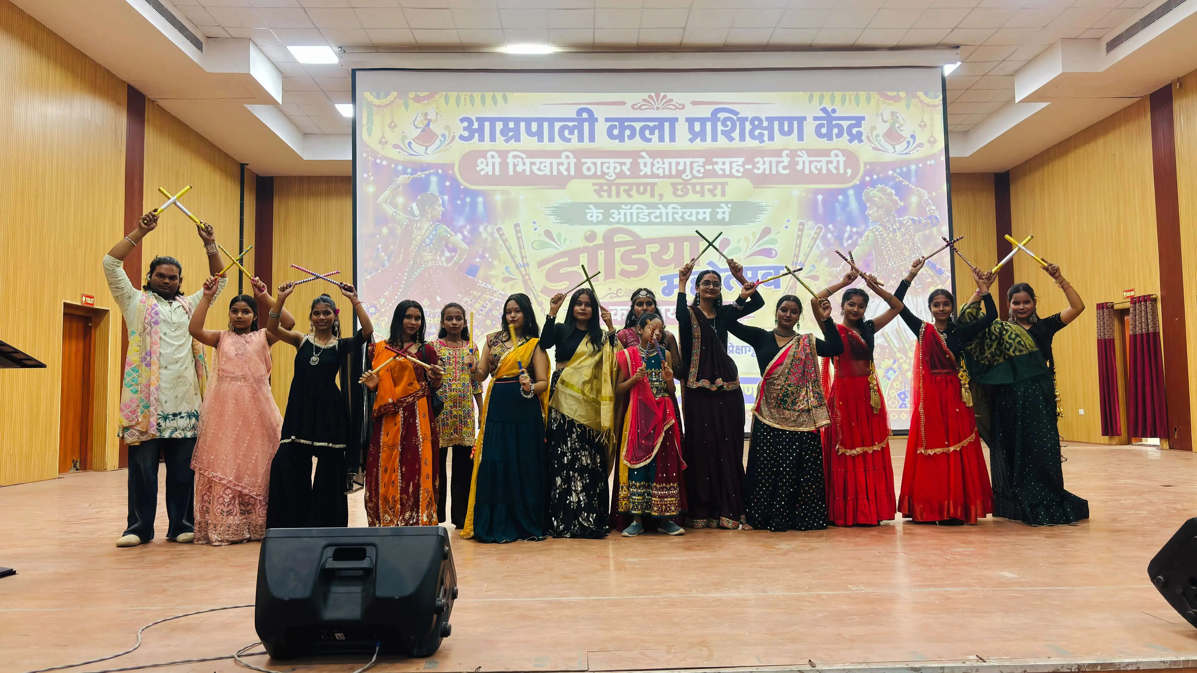 छपरा में दुर्गा पूजा पर डांडिया एवं झिझिया का हुआ आयोजन