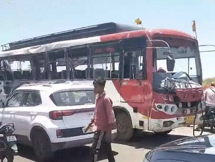 (अपडेट) मप्र&nbsp;के&nbsp;रायसेन में&nbsp;दो यात्री बसों की भीषण टक्कर, राष्ट्रीय कवि समेत 3 की मौत, 27 घायल