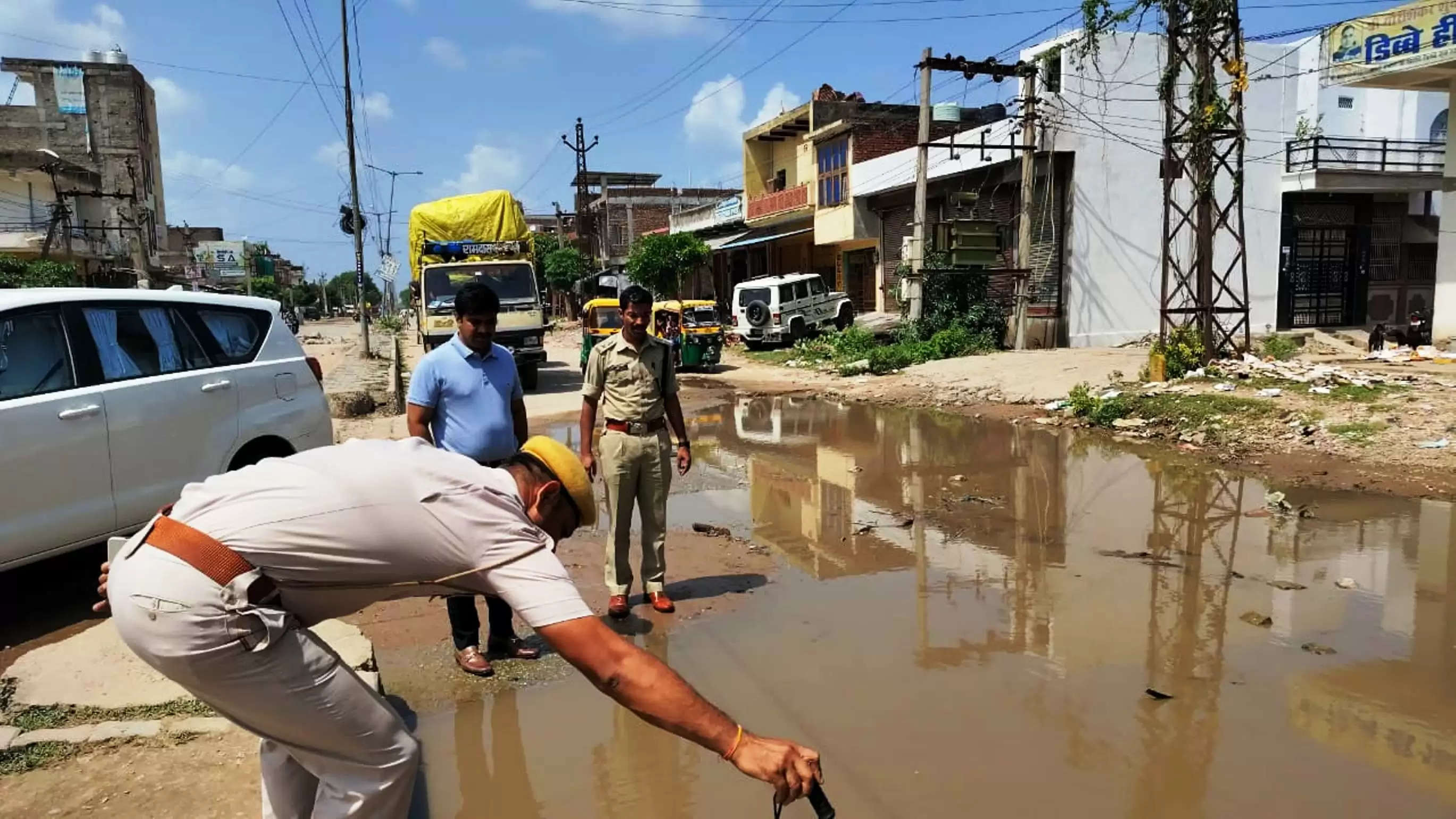 धौलपुर में क्षतिग्रस्त सडकों एवं जलभराव से हो रही परेशानी