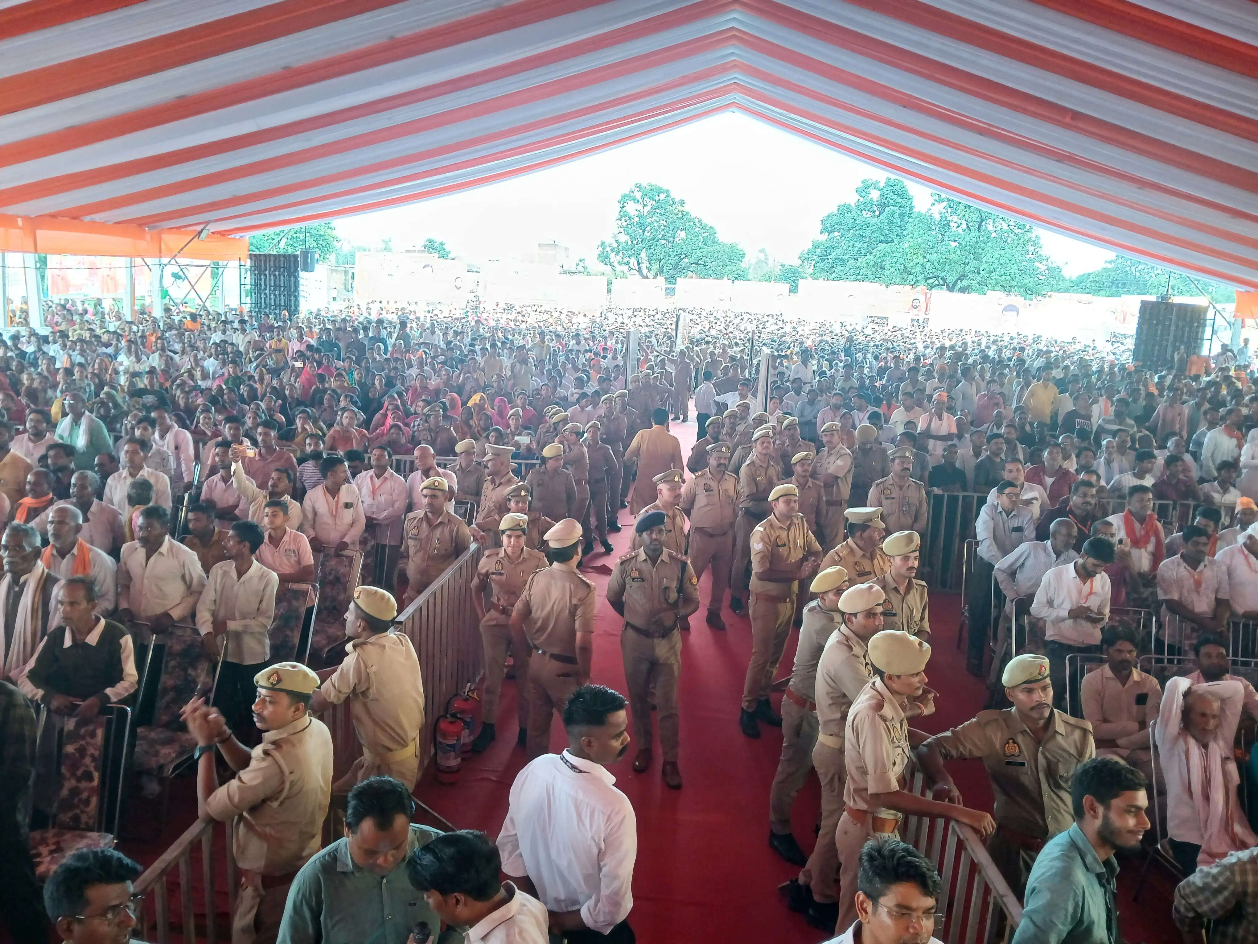 खराब मौसम भी नहीं रोक सका जनसैलाब, मुख्यमंत्री की सभा में उमड़ी भारी भीड़