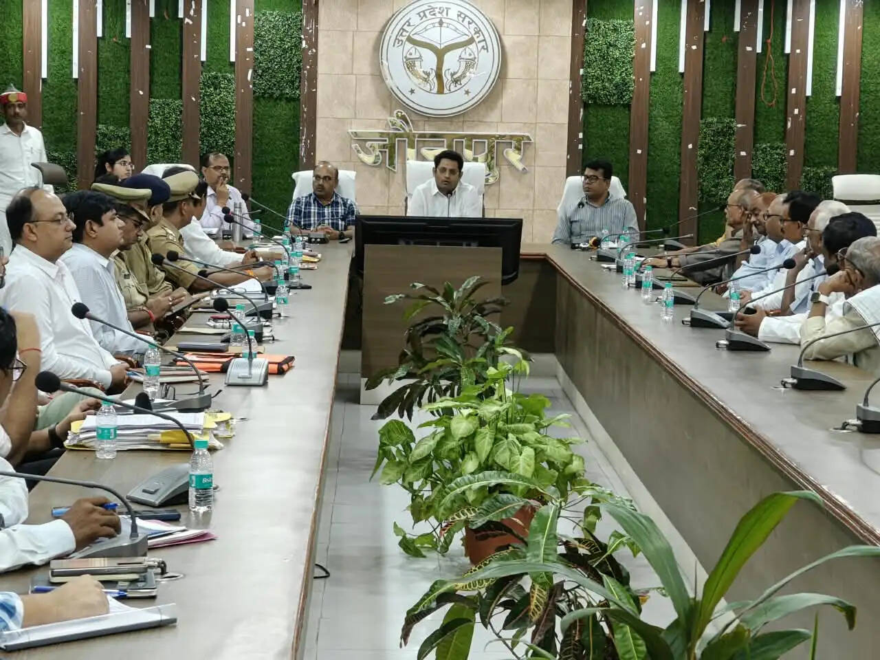 दुर्गा पूजा को लेकर जौनपुर में अलर्ट, जिलाधिकारी ने दिए सुरक्षा व्यवस्था के निर्देश