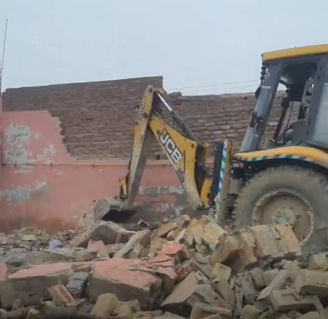 कैथल में नशा तस्करों पर बड़ी कार्रवाई, तीन आरोपियों के मकान ढहाए