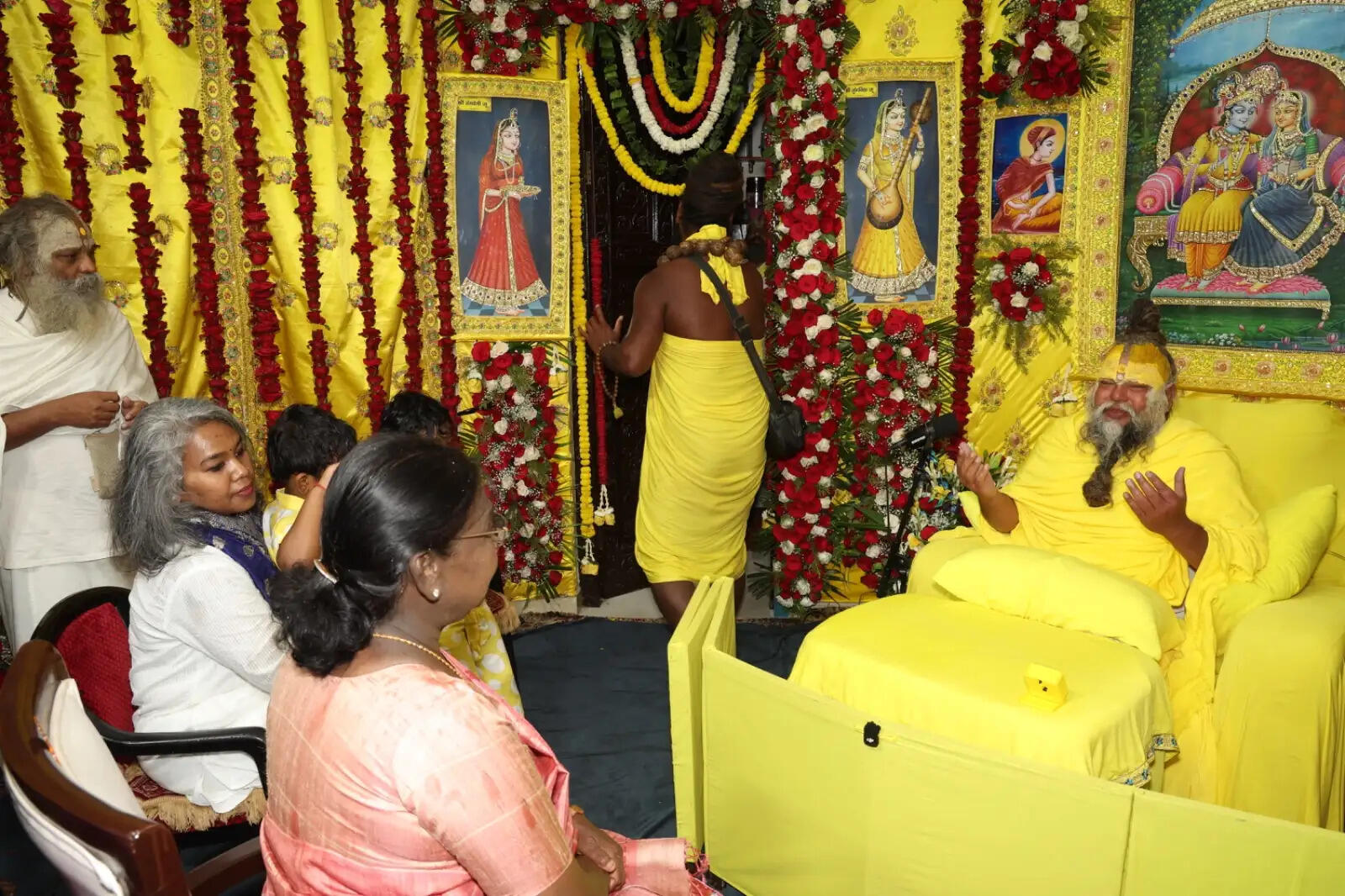 राष्ट्रपति मुर्मु ने प्रेमानंद महाराज से की भेंट, लिया आशीर्वाद