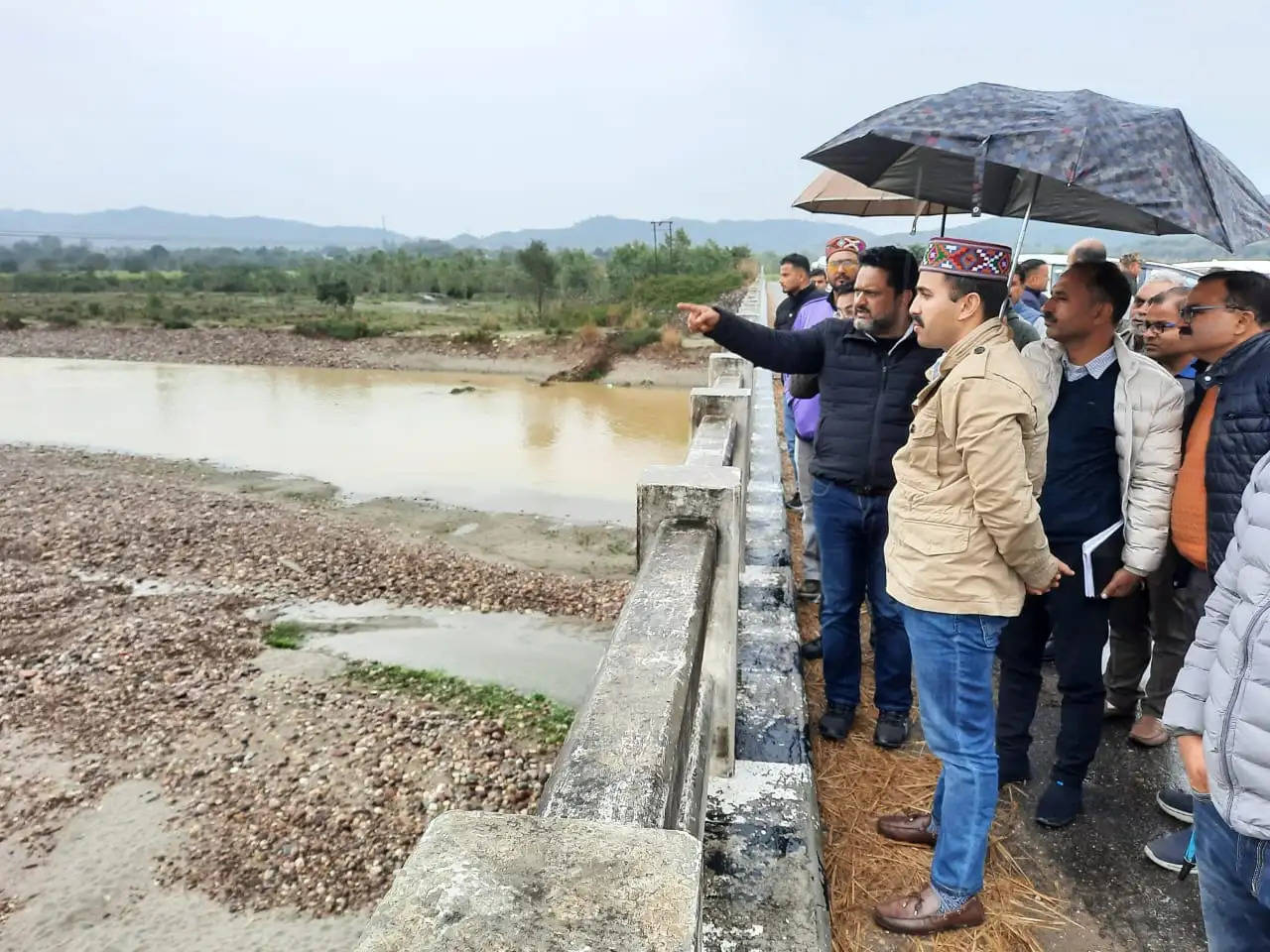 लोक निर्माण मंत्री ने कांगड़ा दौरे के दूसरे दिन फतेहपुर में किया क्षतिग्रस्त सड़कों का निरीक्षण