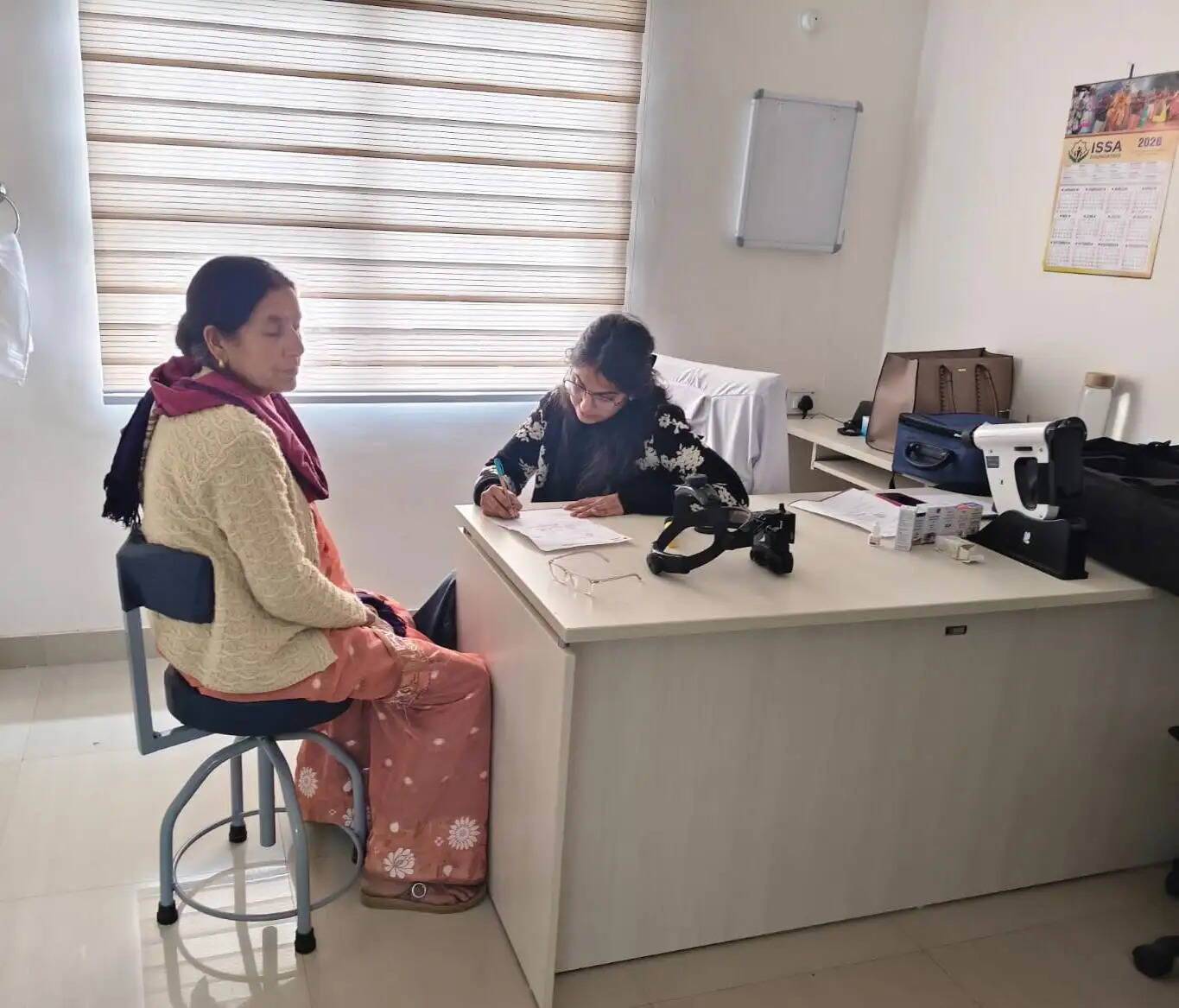 उत्तरा केयर हॉस्पिटल में नेत्र शिविर, 45 मरीजों की हुई जांच