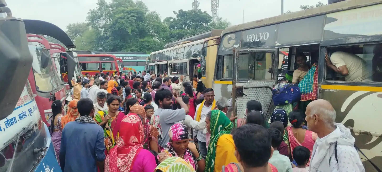 तीज से पहले बस स्टाप में उमड़ी तीजहारिनों की भीड़