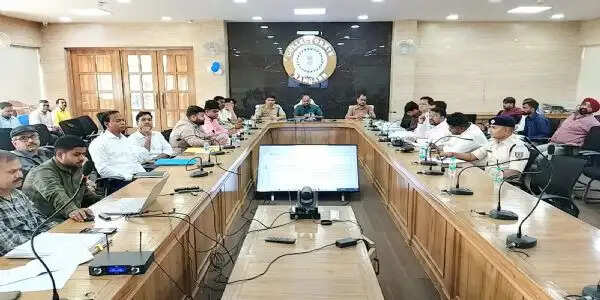 डीसी ने अवैध खदानों के मुहाने बंद करने और बालू ढुलाई&nbsp;रोकने का दिया निर्देश