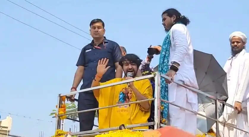 हिन्दू पर मुसीबत आए तो घर से निकलना, छत पर खड़े मत रहना : पं. धीरेंद्र शास्त्री