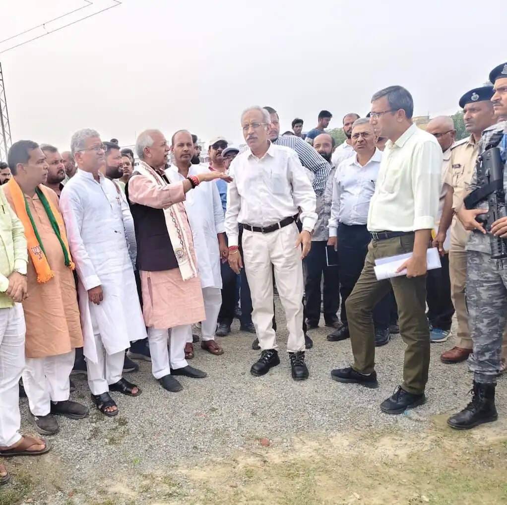 सांसद जनार्दन सिंह सिग्रीवाल संग पूर्वोत्तर रेलवे के महाप्रबंधक ने एकमा स्टेशन का किया निरीक्षण