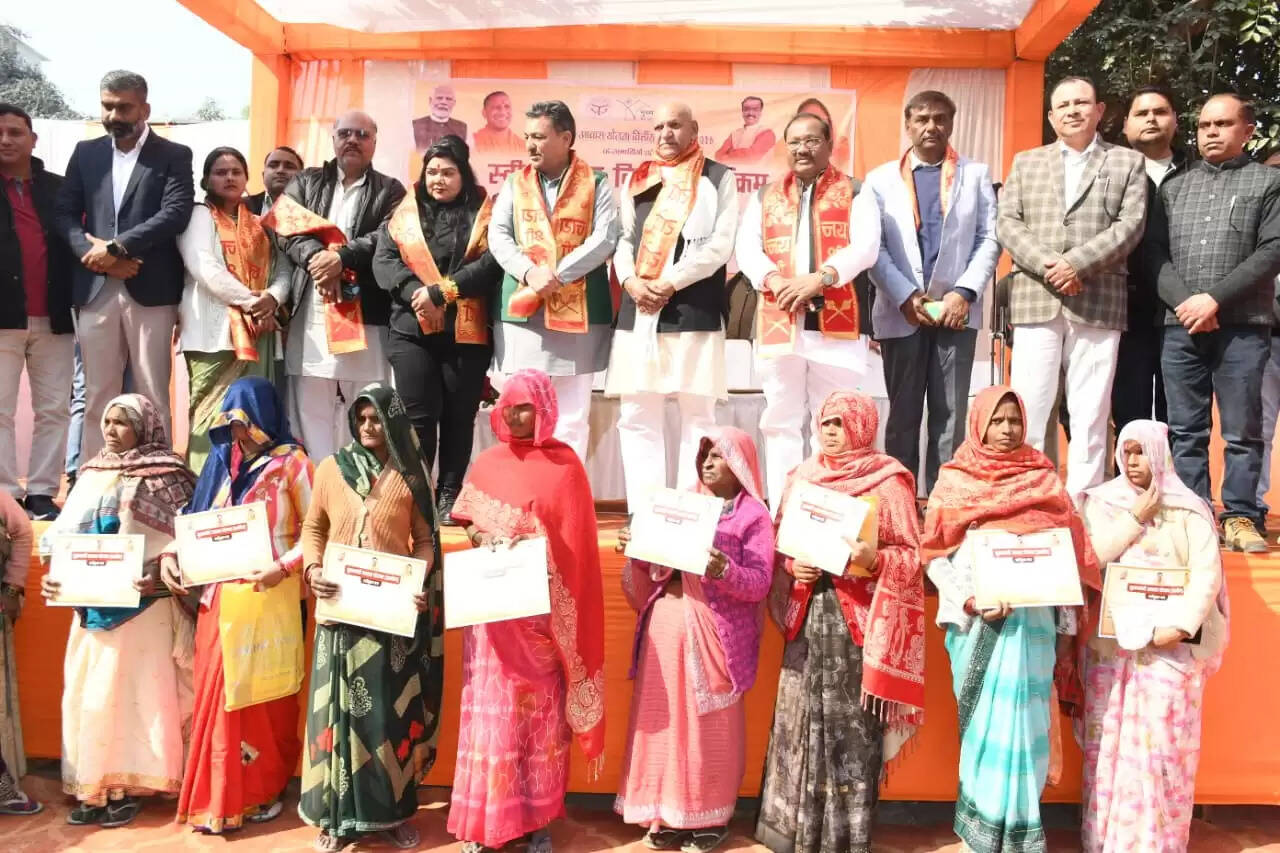 आवास योजना के प्रमाण पत्र पाकर खिले 162 लाभार्थियों के चेहरे