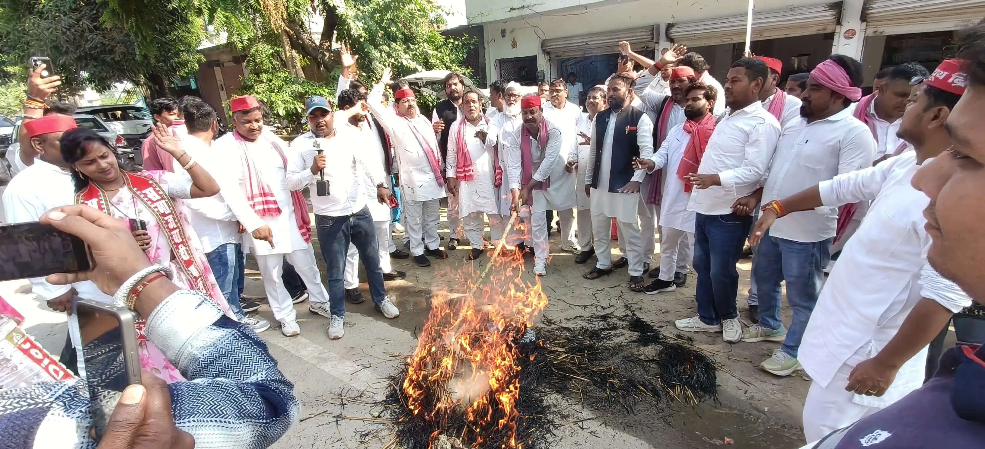 अमेठी : चुनाव आयोग के खिलाफ सपा का प्रदर्शन , की गयी नारेबाजी