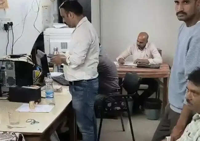 (अपडेट) इंदौरः पीडब्ल्यूडी के तीन अधिकारी रिश्वत लेते गिरफ्तार