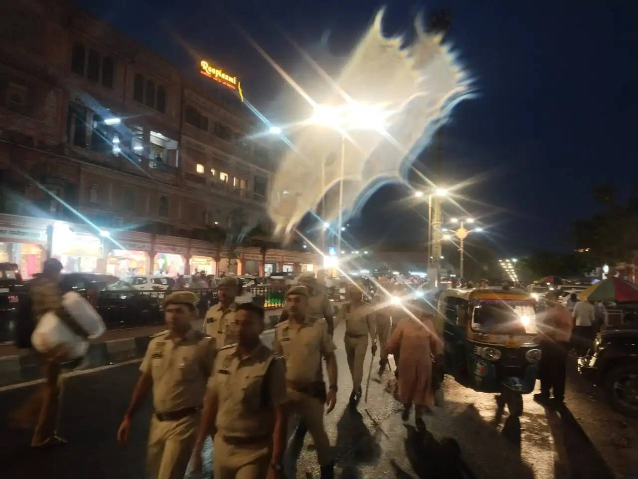 त्योहारों पर सुरक्षा चाक-चौबंद: छोटी चौपड़ से रामगंज तक पुलिस का पैदल मार्च
