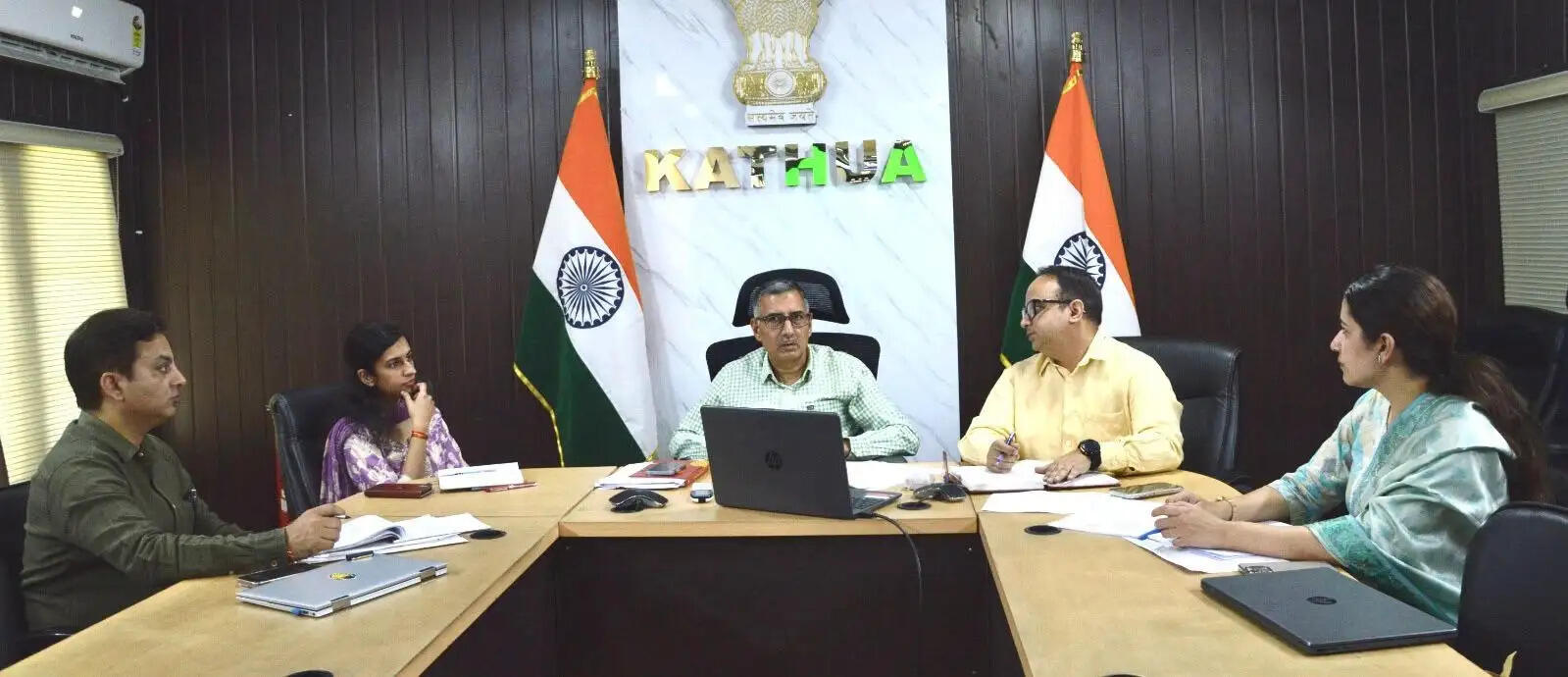 डीसी कठुआ ने राजस्व अधिकारियों की बैठक में डिजिटल जमाबंदी-2026 व वाटर सेंसर की प्रगति की समीक्षा की
