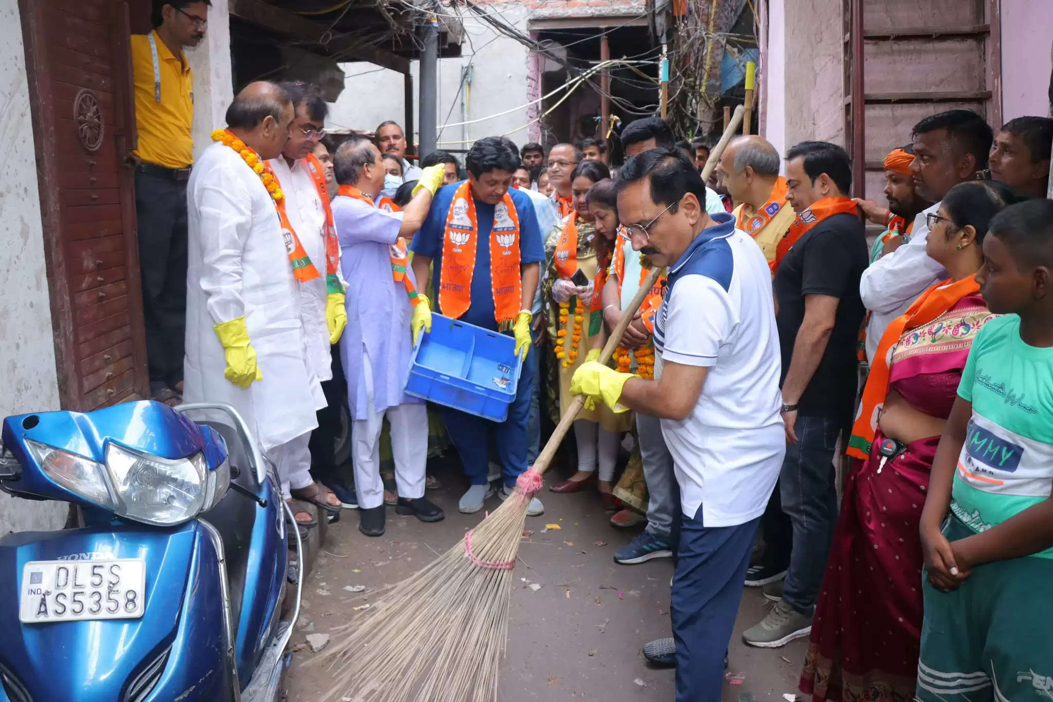 दिल्ली प्रदेश भाजपा ने राजधानी में चलाया स्वच्छता अभियान, पार्टी नेताओं ने झुग्गी बस्तियों में की सफाई