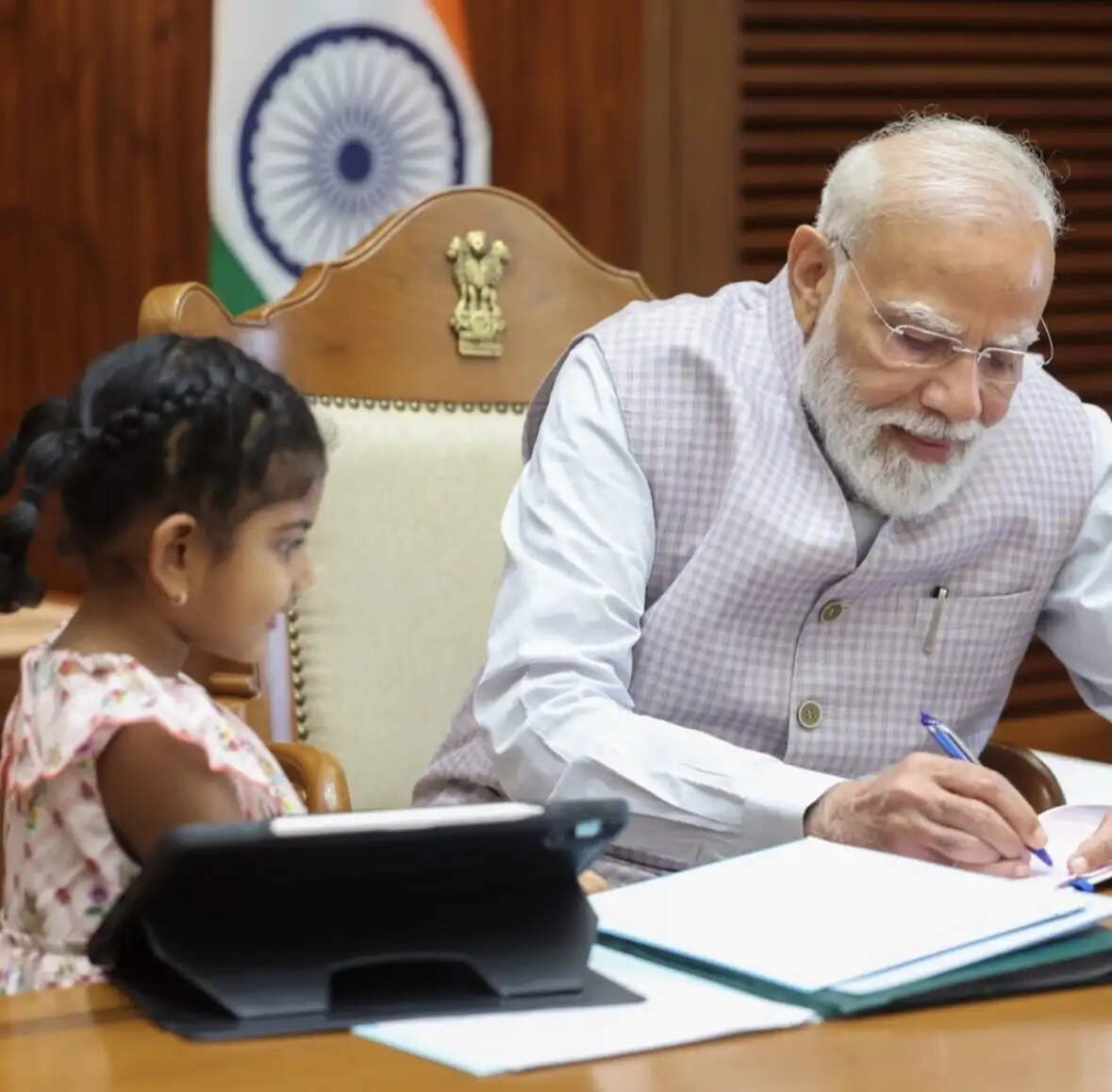 प्रधानमंत्री के साथ दिखे बच्चों की पहचान हुई, केंद्रीय मंत्री राम मोहन नायडू के निकले बच्चे
