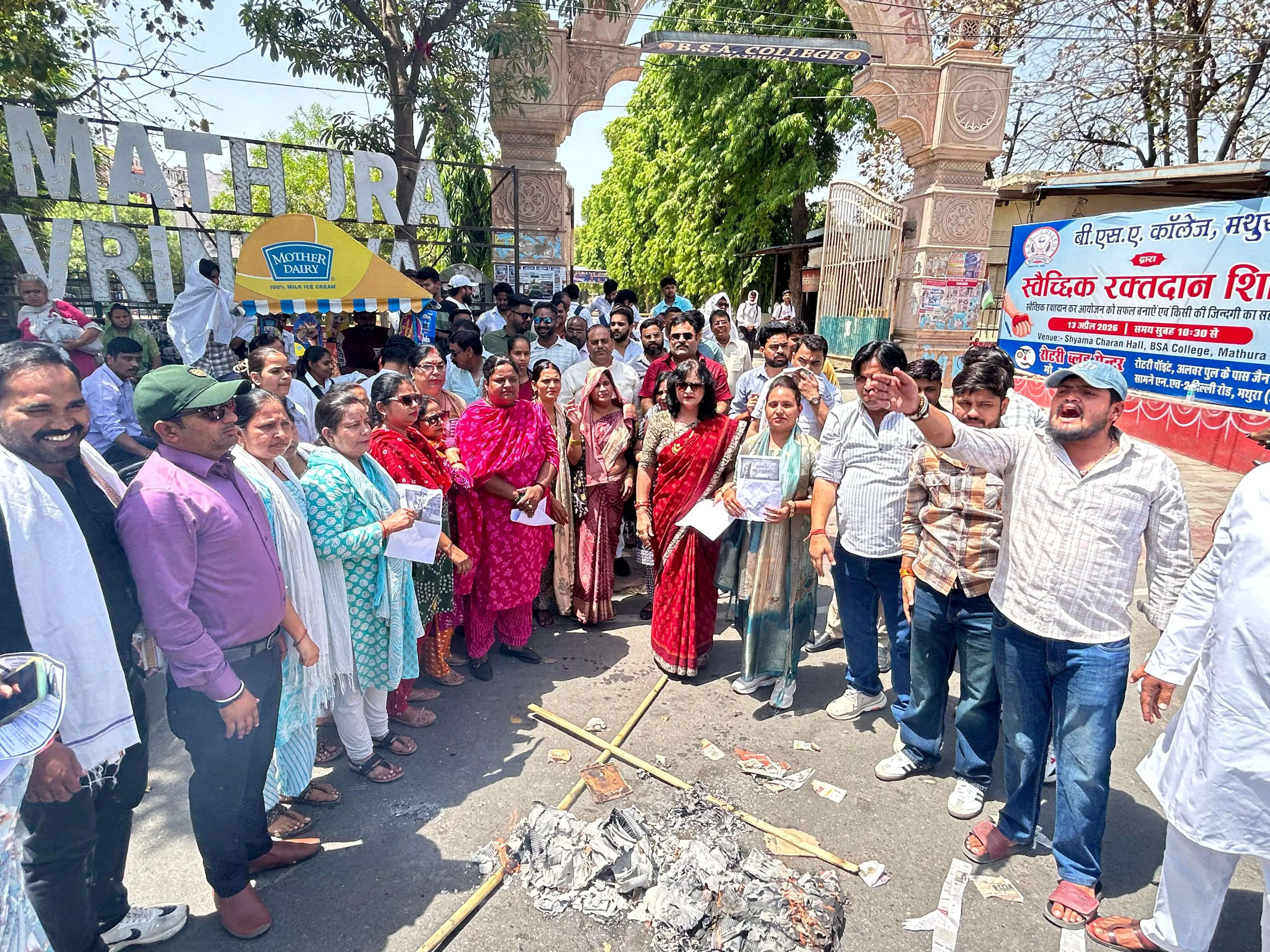 नारी शक्ति वंदन अधिनियम को लेकर मथुरा में भाजपा का प्रदर्शन, कांग्रेस का पुतला दहन