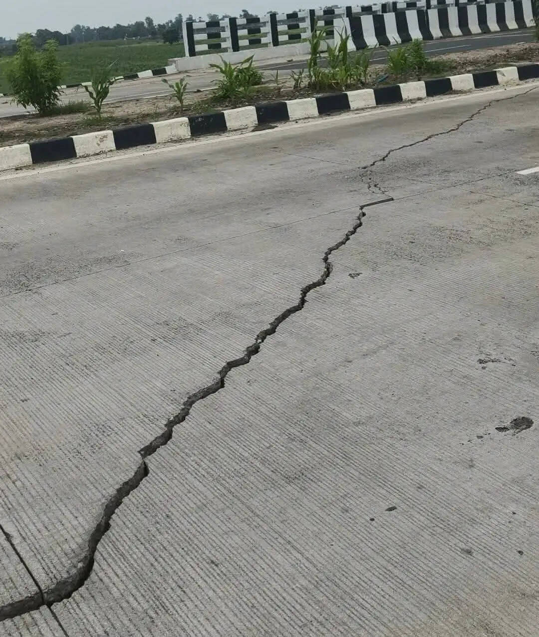 मुंगेर-मिर्जाचौकी फोरलेन में आई दरार, चार हजार करोड़ की राशि से हो रहा निर्माण