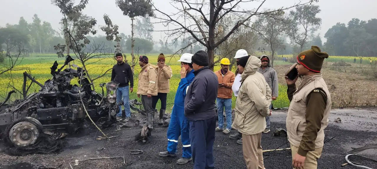 गोंडा-लखनऊ राजमार्ग पर ट्रक में लगी आग, धमाके से फटे गैस सिलेंडर