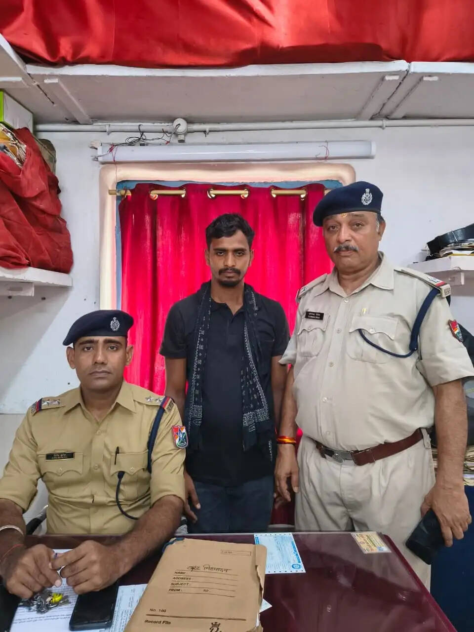 बक्सर में एफवोबी पर ट्रैक्टर चढ़ाने वाले चालक को रेलवे थाना ने पकड़ा