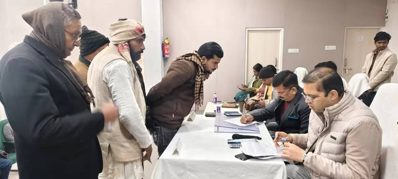 संपूर्ण समाधान दिवस में नहीं पहुंचे बिजली विभाग के अभियंता, डीएम ने दिए वेतन रोकने के निर्देश