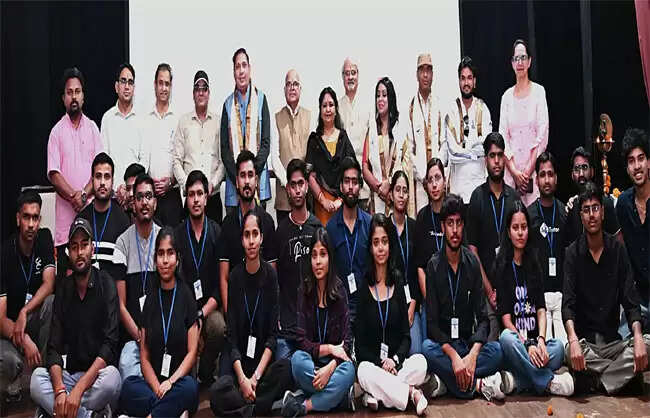 नारनौलः हकेवि में ‘प्रवाह-2025’ का कवि सम्मेलन के साथ हुआ समापन