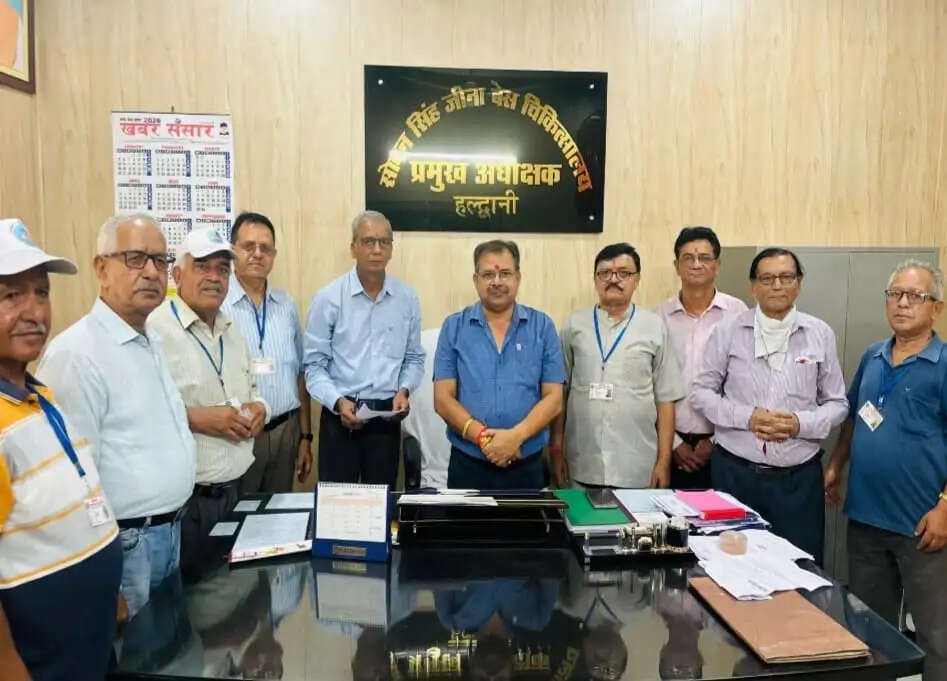 बेस अस्पताल में वरिष्ठ नागरिकों के लिए अलग काउंटर नहीं, समिति ने जताया आक्रोश