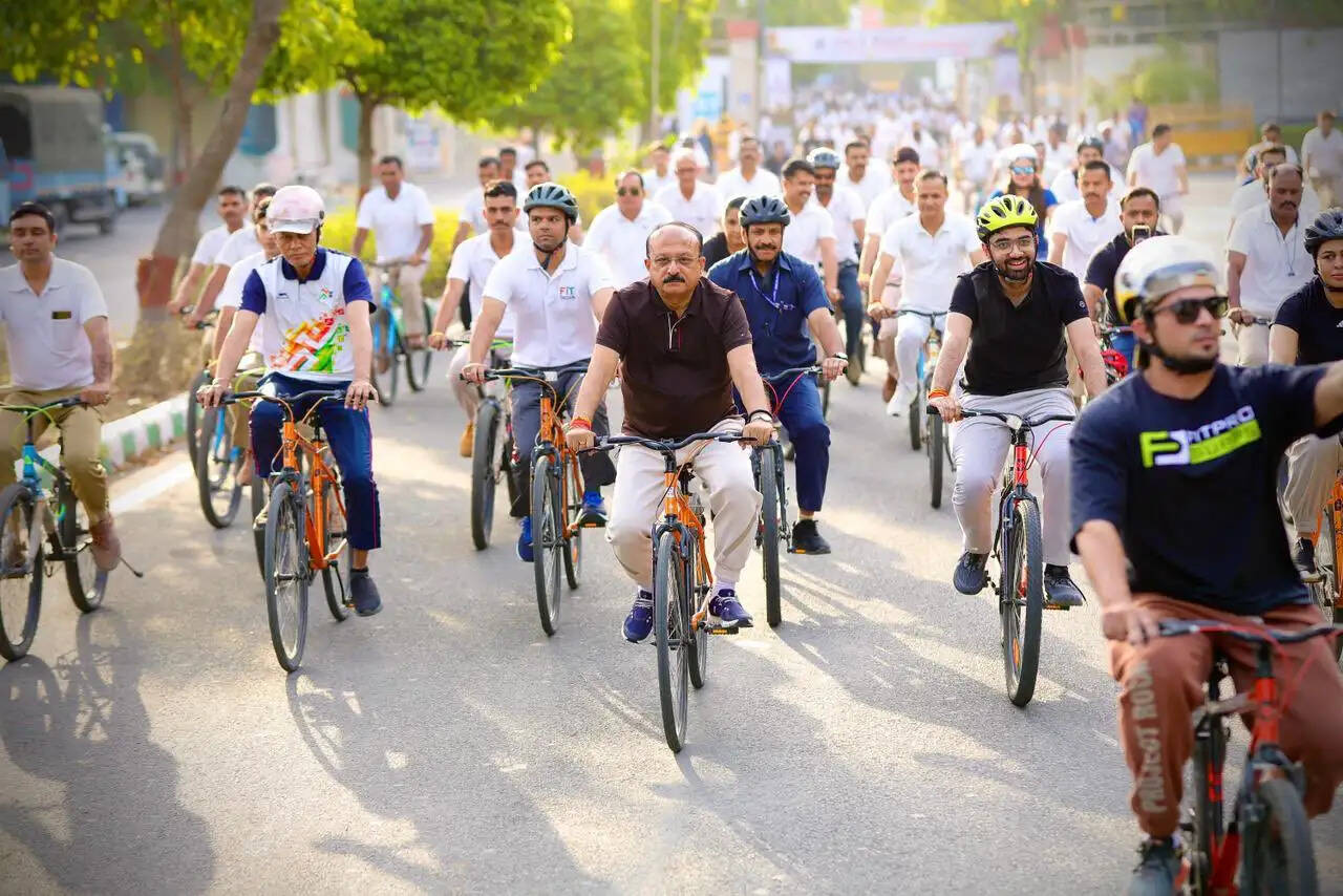दिल्ली के शिक्षा मंत्री सूद ने फिट इंडिया संडेज ऑन साइकिल के 75वें संस्करण में भाग लिया