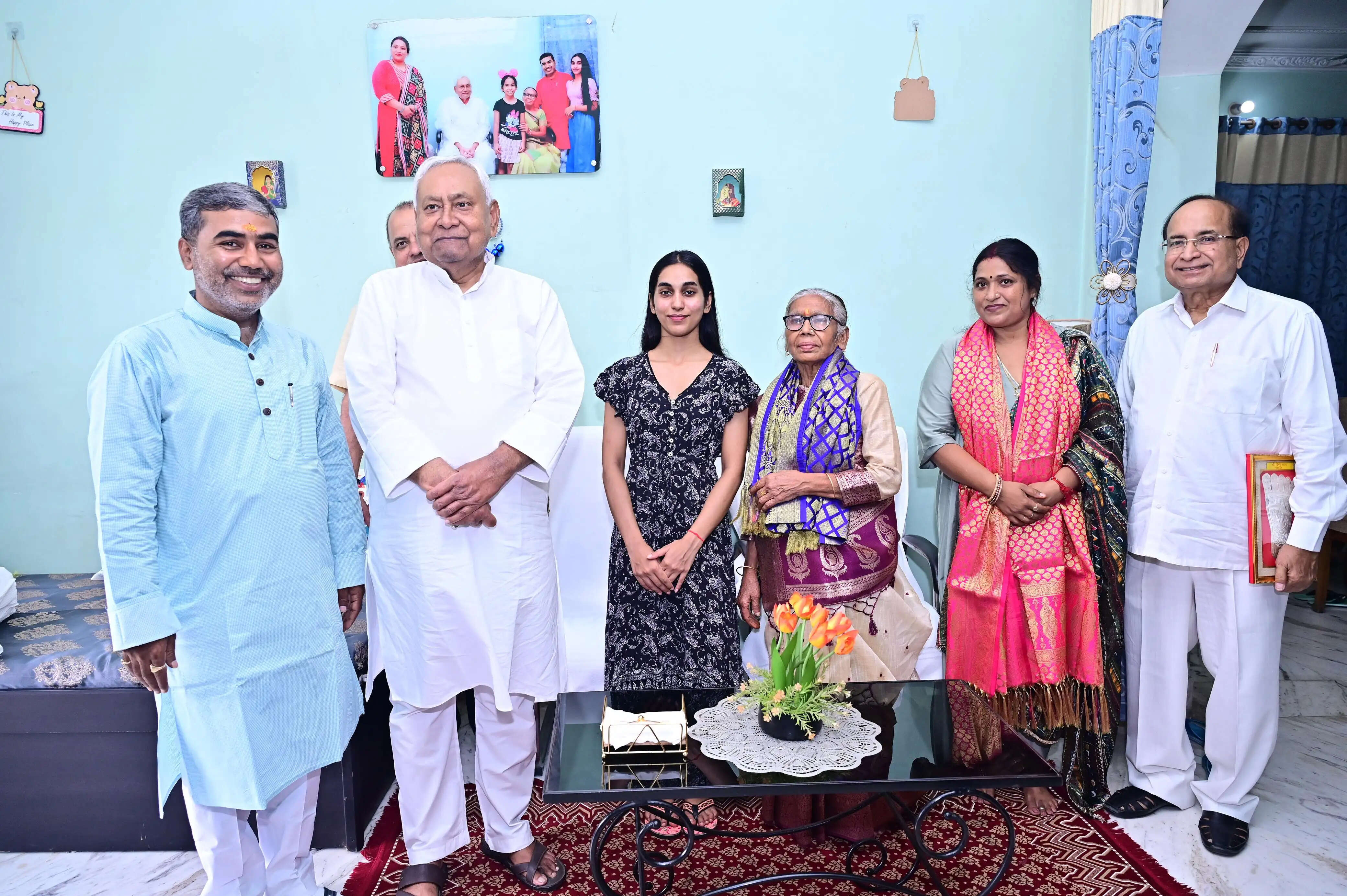 गुरु पूर्णिमा पर पार्टी कार्यकर्ता के घर पहुंचे नीतीश कुमार, परिवारजनों को दिया आशीर्वाद