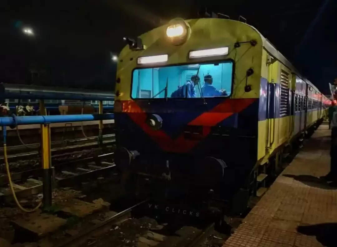 टाटानगर-खड़गपुर मेमू ट्रेन का ब्रेक फेल होने से लगी आग, टला बड़ा हादसा