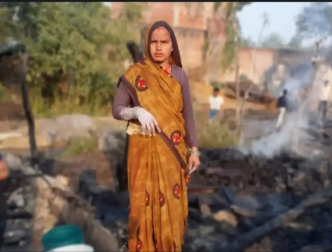 आग से कई घर जलकर राख, दो महिलाएं भी झुलसी