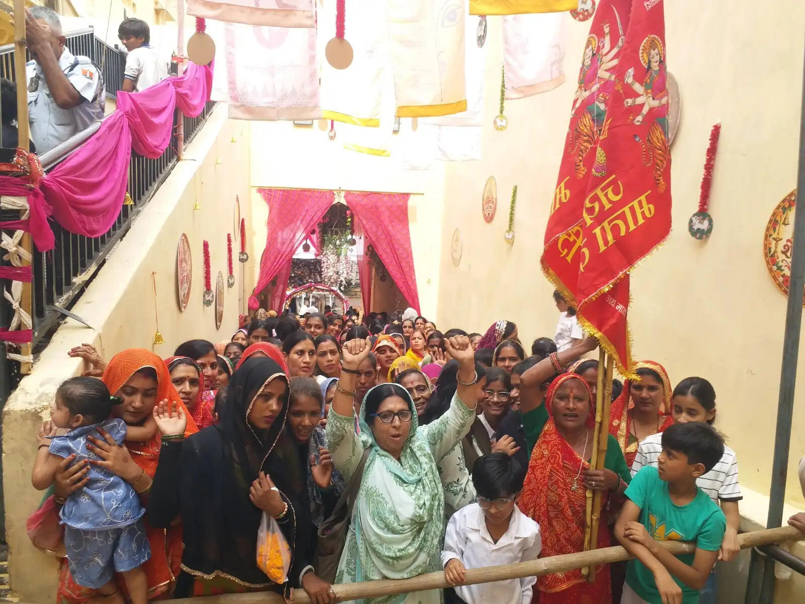 छठ मेला: आमेर के शिला माता मंदिर में उमड़े श्रद्धालु