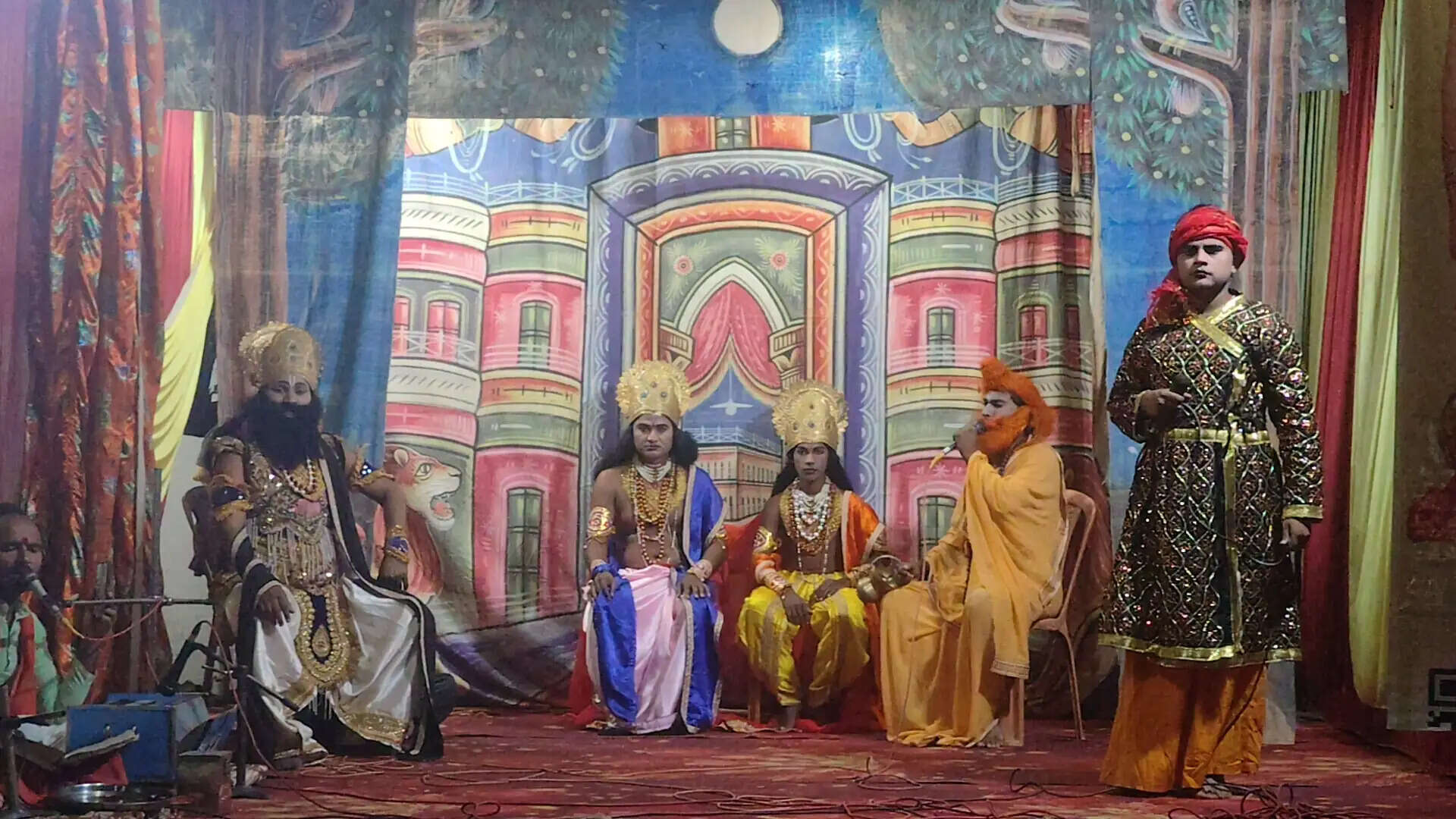 रामानुजगंज में सात दिवसीय रामलीला महोत्सव शुरू, मिर्जापुर के कलाकारों की प्रस्तुति देखने उमड़ रहे दर्शक