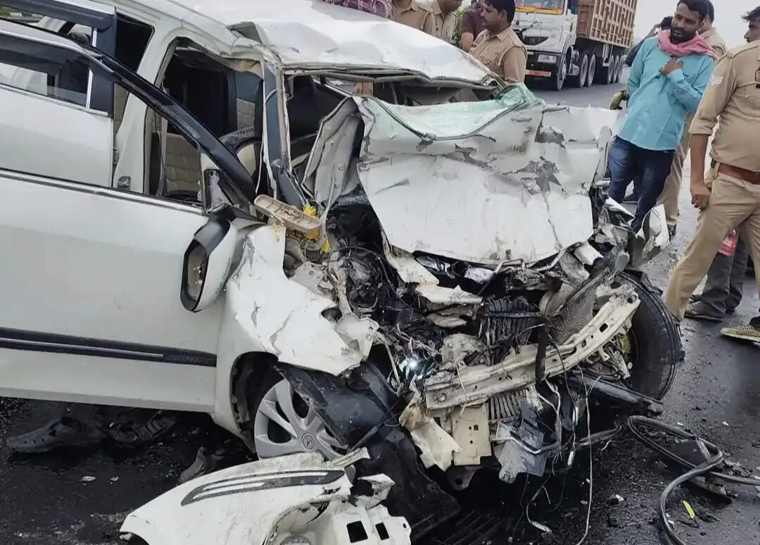 (संशोधित)औरैया : बुंदेलखंड एक्सप्रेसवे पर खड़े ट्रक में घुसी कार, महिला समेत दो की मौत, तीन घायल