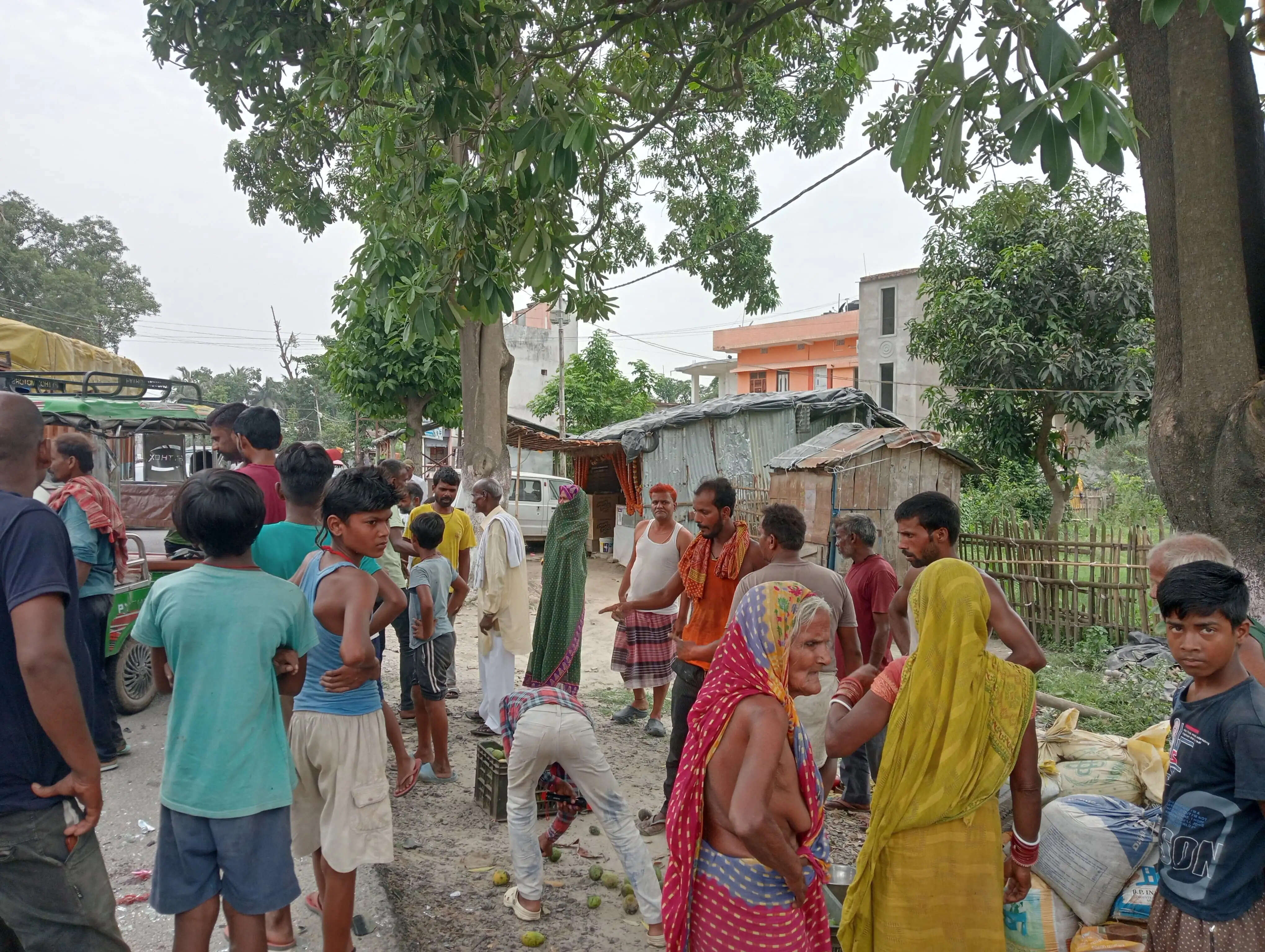 तेज रफ्तार कार ने ई-रिक्शा को मारी टक्कर, महिला समेत दो गंभीर घायल
