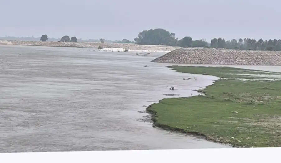 सरयू नदी खतरे के निशान से 13 सेमी ऊपर, तटीय गांवों में बढ़ा बाढ़ का खतरा