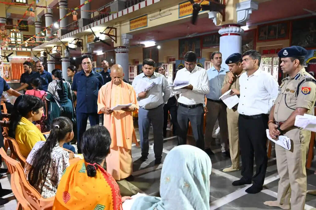 प्रतिकूल मौसम में भी मुख्यमंत्री योगी ने गाेरखपुर में किया जनता दर्शन