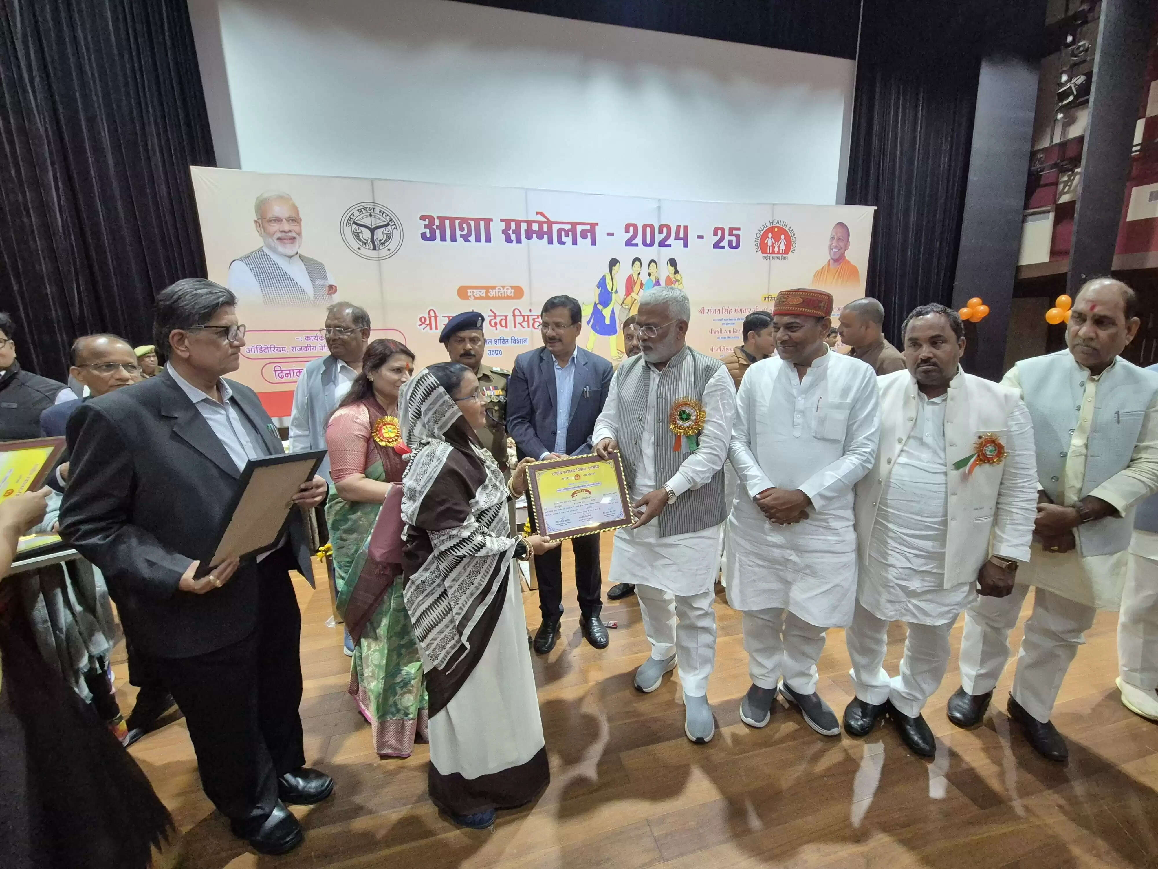 आशा बहनें और स्वास्थ्य कार्यकर्ता हमारे समाज की सच्ची नायिकाएं - जल शक्ति मंत्री&nbsp;