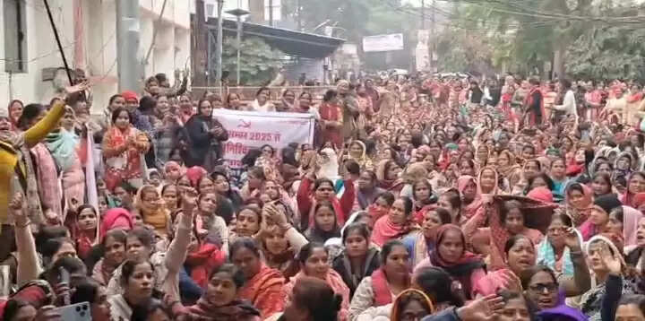 वेतन व बकाया मानदेय की मांग को लेकर आशा कार्यकत्रियां पहुचीं डीएम कार्यालय