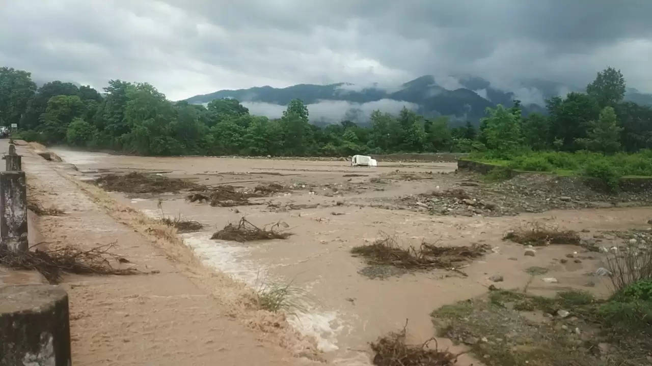 (अपडेट) चम्पावत के टनकपुर में वाहन नाले में बहा, दो महिला की मौत, छह घायल, एक लापता